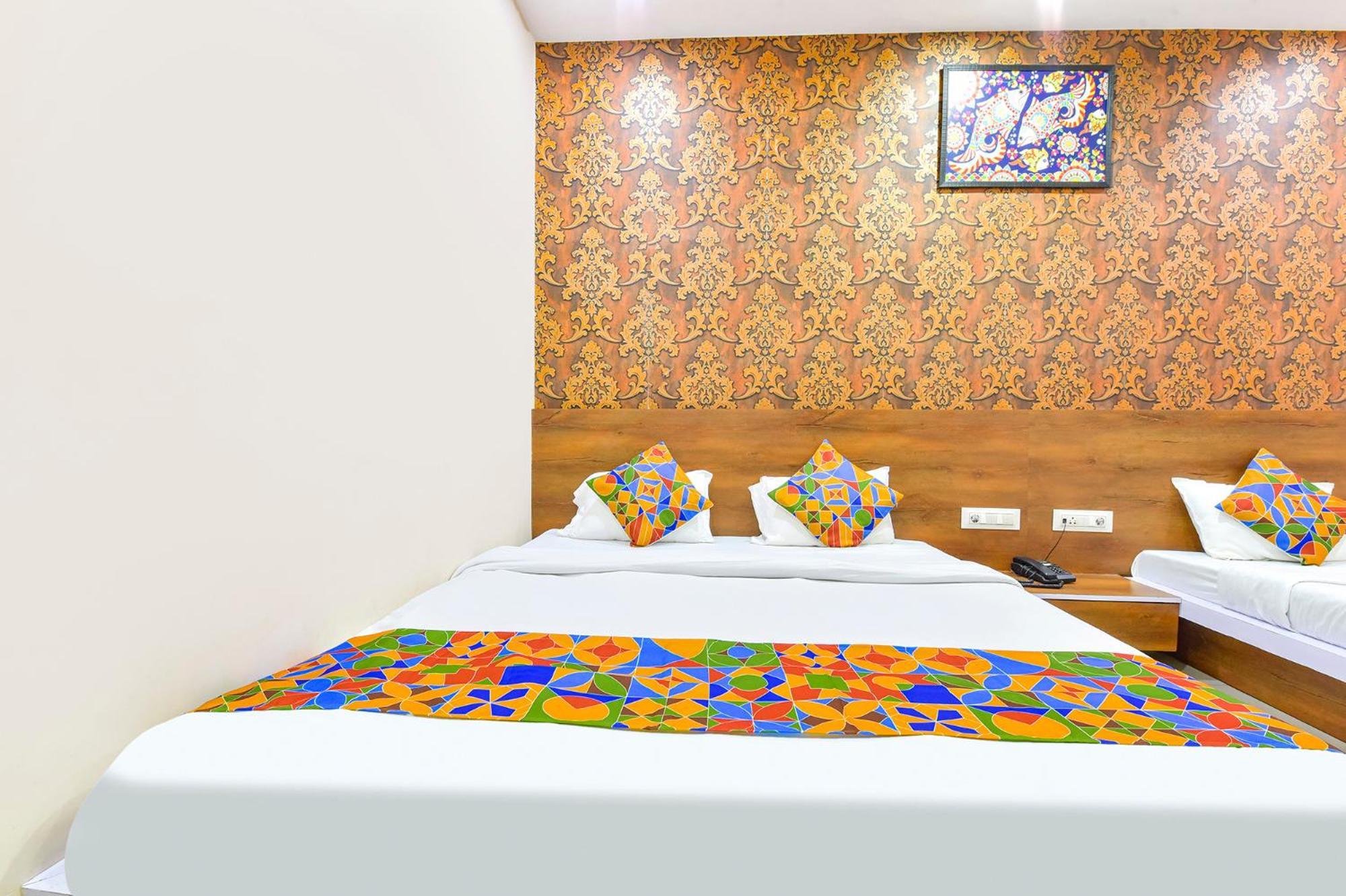 Fabhotel Raghumani Palace Уджайн Екстериор снимка