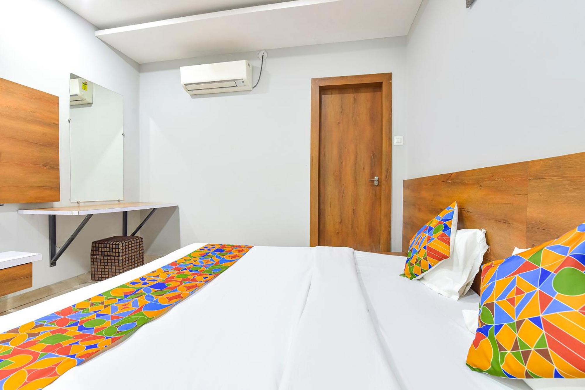 Fabhotel Raghumani Palace Уджайн Екстериор снимка