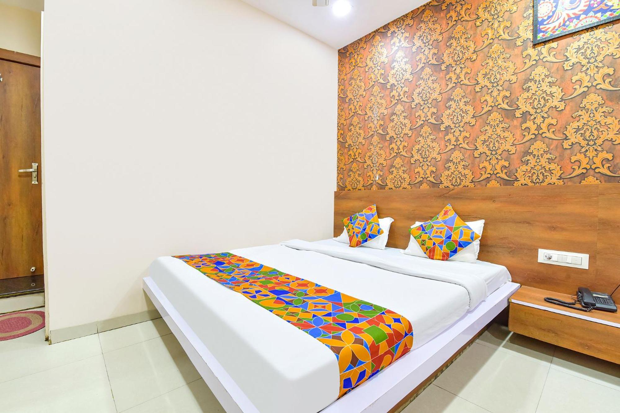 Fabhotel Raghumani Palace Уджайн Екстериор снимка
