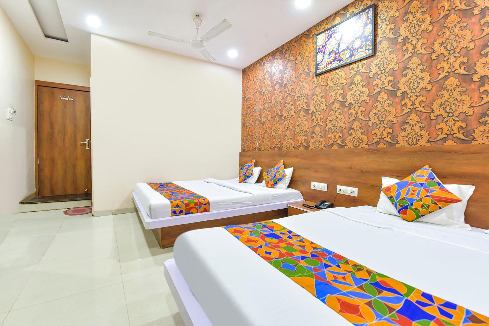 Fabhotel Raghumani Palace Уджайн Екстериор снимка