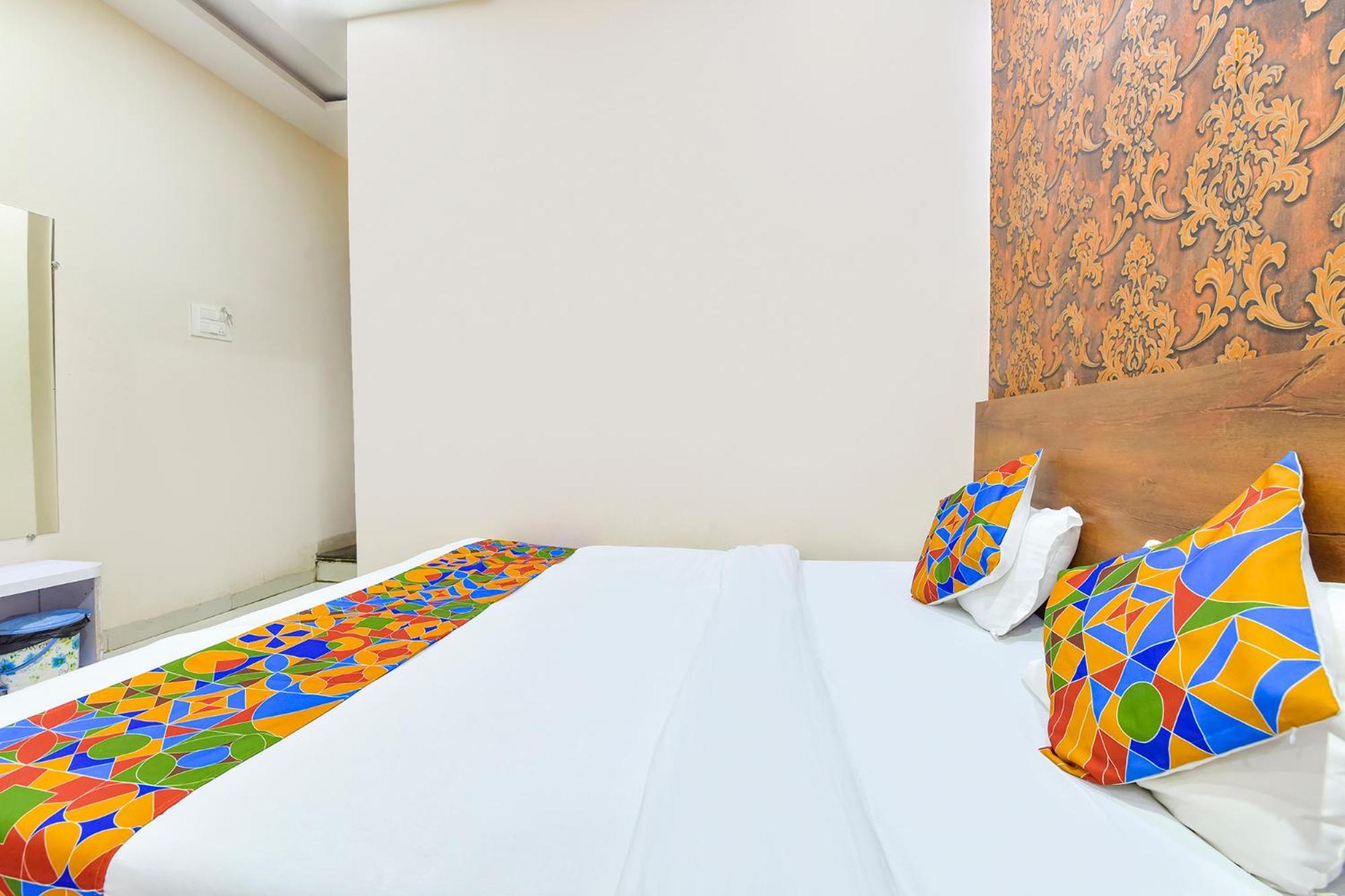 Fabhotel Raghumani Palace Уджайн Екстериор снимка